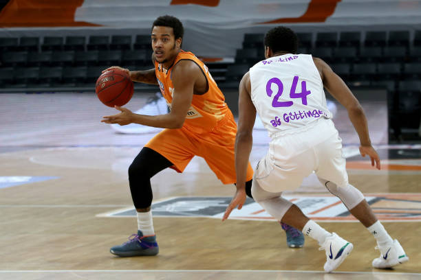 紧密的防守 紧密的防守